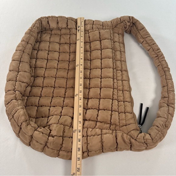 Free People FP Movement Quilted Carry All Tote Beige Overnight Bag Gym Large EUC - Picture 7 of 11